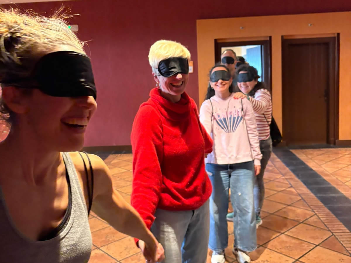 Personas caminando con antifaces