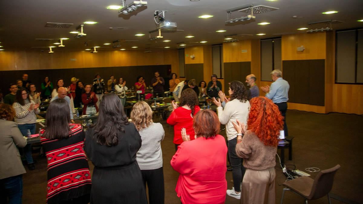 Público aplaudiendo con energía