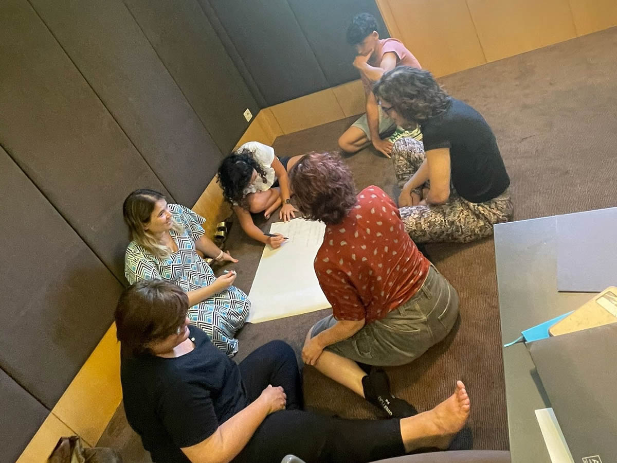 Grupo trabajando en el suelo