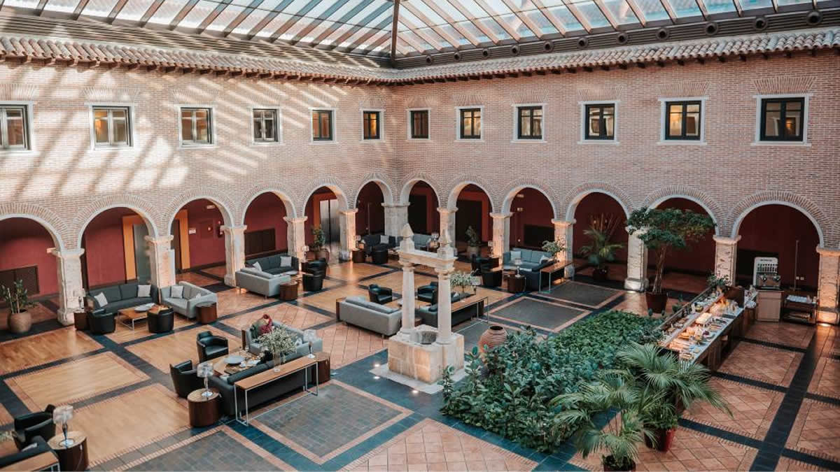 Claustro del Hotel AC Palacio Santa Ana