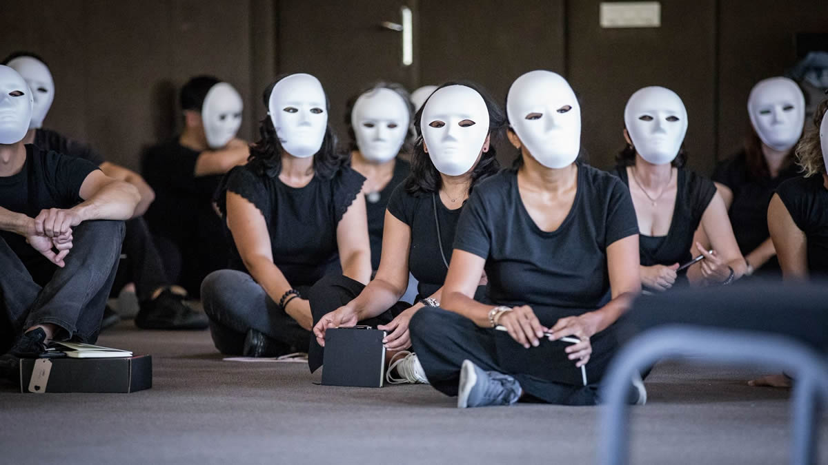 Personas con máscaras blancas