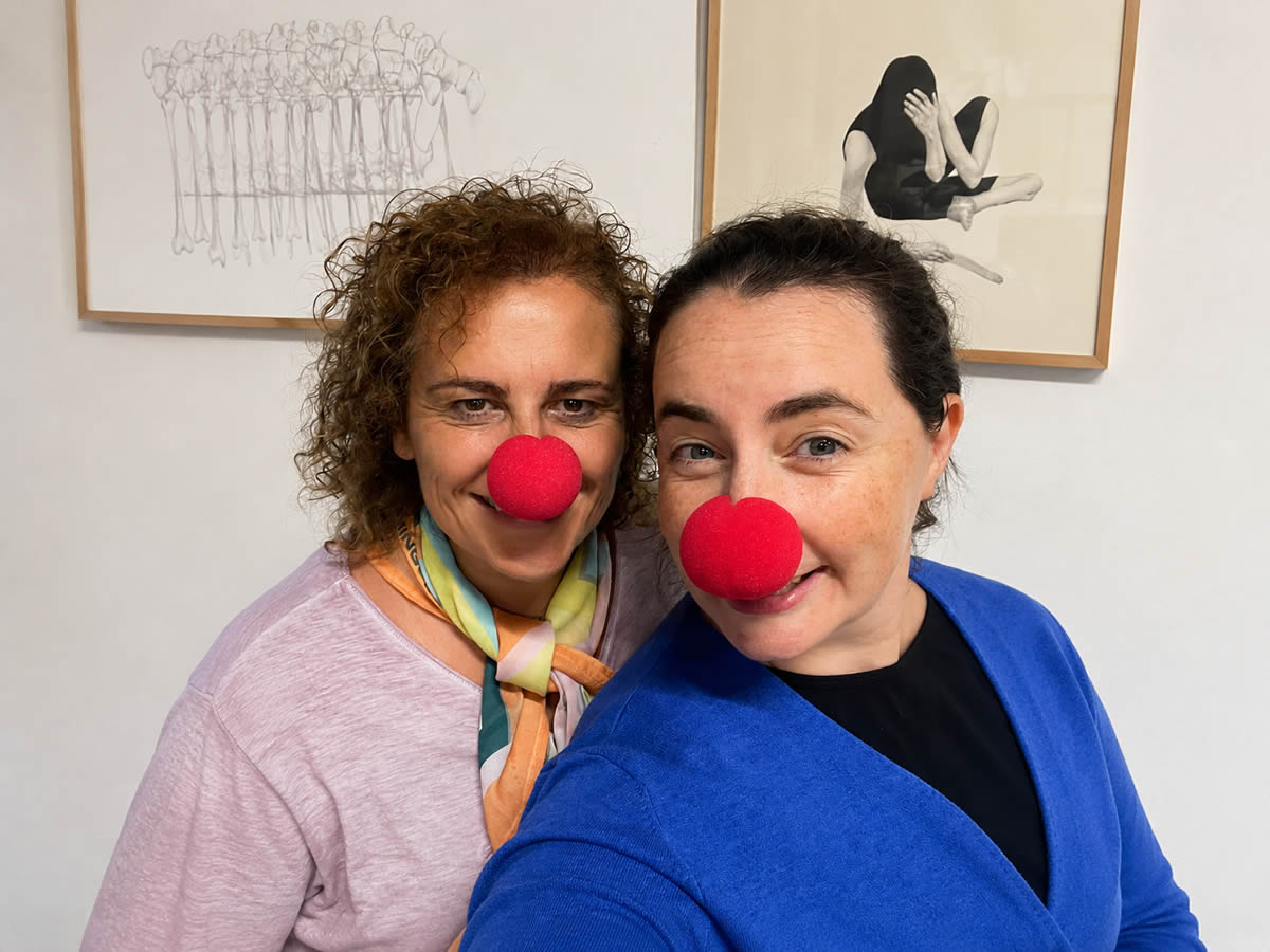 Participantes con narices de payaso