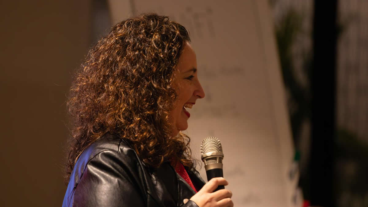 Rosa Montaña hablando con micrófono
